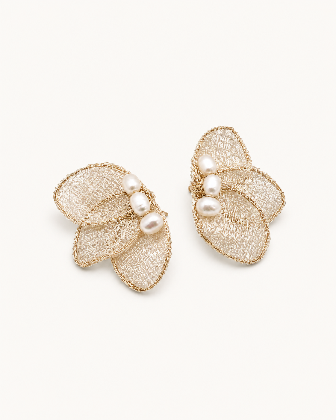 Envol pearl and handwoven gold lace earrings